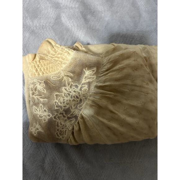 Buckle Gimmicks Women's M Mock Neck Top Keyhole Embroidered Missing One Button - Picture 10 of 10